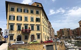 Renovated Apartment With 3 Bedrooms In An Historic Palazzo Between Port And Old Town