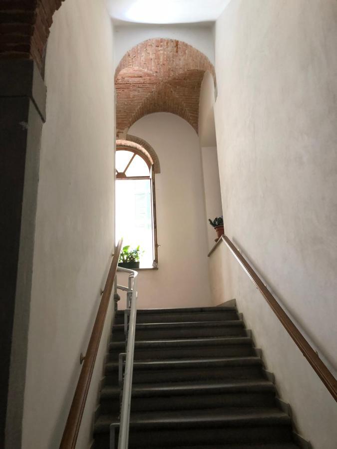 Renovated Apartment With 3 Bedrooms In An Historic Palazzo Between Port And Old Town Livorno Esterno foto